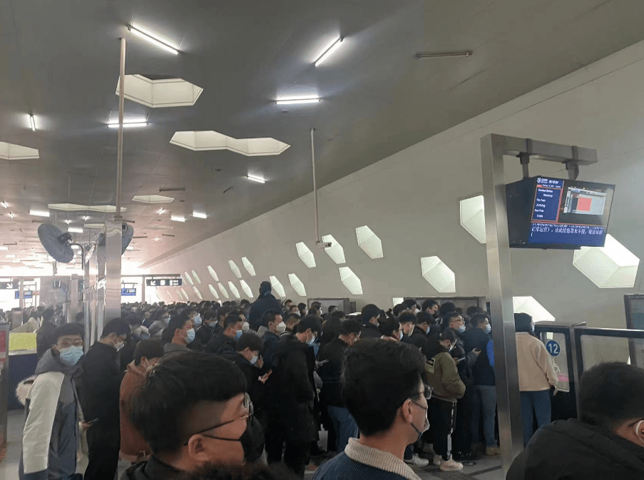 华为手机开启图标不见了:早高峰地铁沙河站外排队超过300米？北京地铁回应