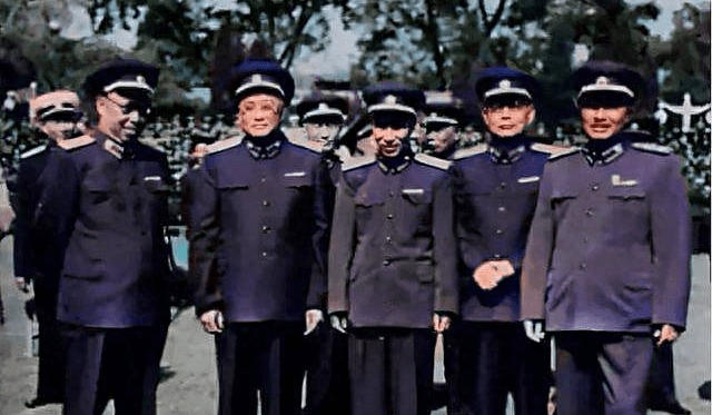 手机支付软件:1959年国庆，五位元帅穿礼服合影，林总站中间，个个都气质不凡